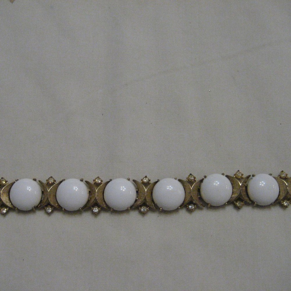 Vintage Sarah Coventry white glass bracelet